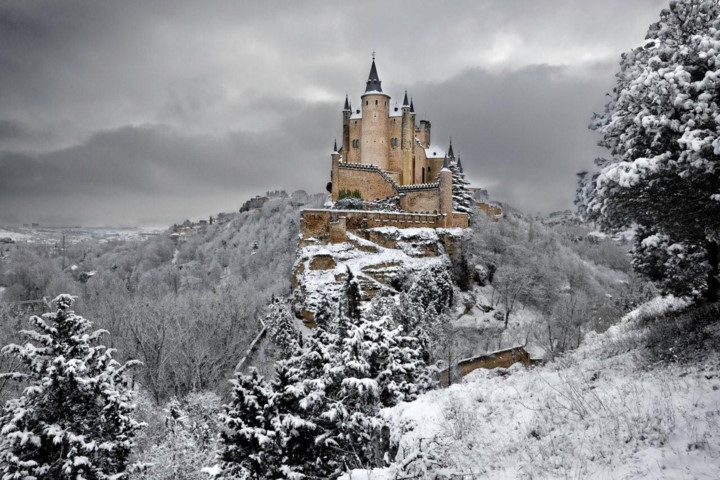    Lâu đài Alcazar of Segovia, Tây Ban Nha. Mọi người yêu thích lâu đài, đặc biệt vào mùa đông, khi lâu đài được phủ một lớp tuyết mỏng trông đẹp đến ma mị. Tòa lâu đài huyền ảo trông như một con tàu.