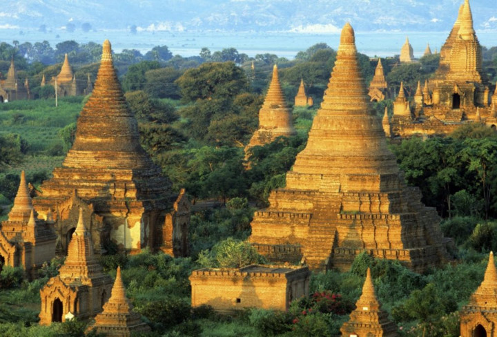   Bagan, Miến Điện. Bagan - thành phố cổ ẩn sâu trong rừng, có hơn 9.000 ngôi chùa, trong đó hơn 2.000 ngôi chùa vẫn còn nguyên vẹn - điểm đến cho các tín đồ đạo Phật và các fan du lịch hiếu kỳ phương Tây.