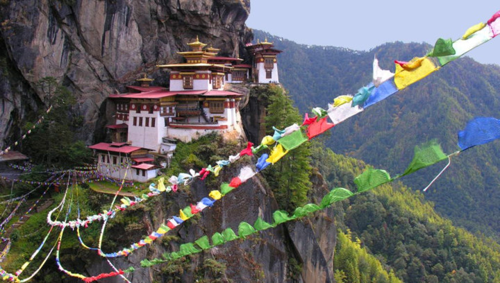   Tu viện Taktsang Palphug, thung lũng Paro, Bhutan. Một ngôi chùa Phật giáo 300 năm tuổi nhìn xuống thung lũng Paro từ độ cao 1.000 mét, được xây dựng để bảo vệ cái động - nơi mà theo truyền thuyết, Guru Padmasambhava đã trải qua 3 năm, 3 tháng, 3 ngày và 3 giờ thiền định.