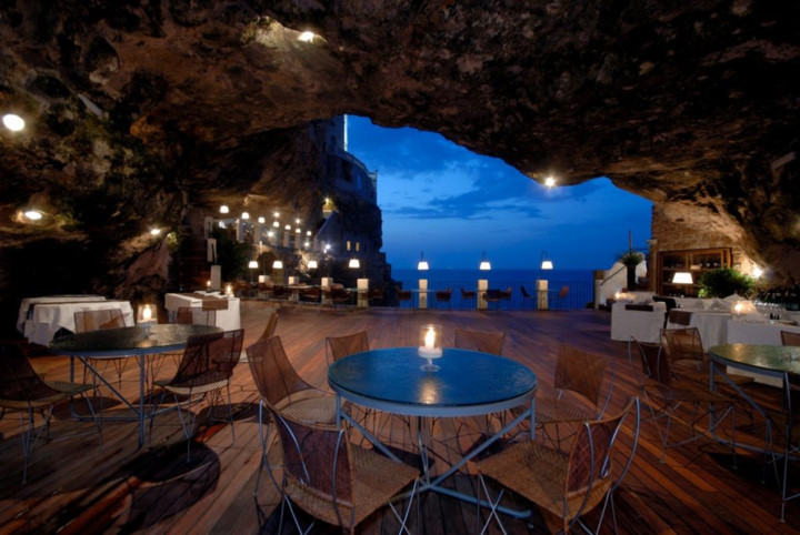   Nhà hàng Grotta Palazzese, Ý. Nhà hàng tuyệt vời với góc nhìn độc đáo, đẹp mê hồn này tọa lạc trong một hang động của bãi biển Polignano a Mare - dành cho những lữ khách may mắn được khám phá thị trấn miền núi nên thơ ở Đông Nam nước Ý này.
