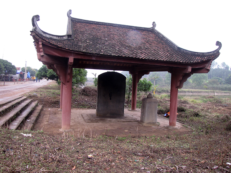 Bia đá chùa Quỳnh Lâm có kích cỡ lớn nhất trong các ngôi chùa hiện có ở Quảng Ninh.