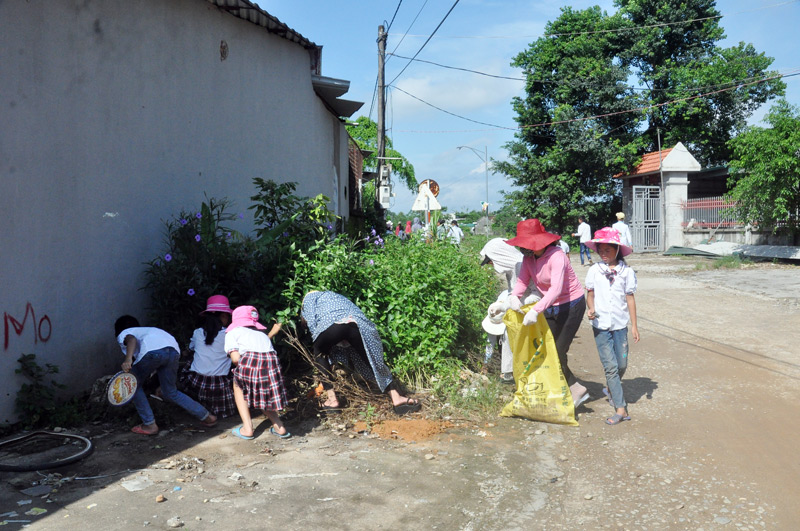 Ngay sau lễ phát động, người dân, học sinh xã Quảng Thắng ra quân phát quang bụi rậm, dọn vệ sinh đường làng, ngõ xóm.