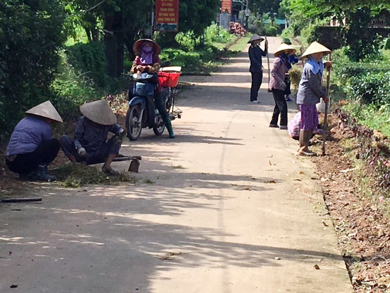 Người dân xã Quảng Long thu gom rác thải sinh hoạt, dọn vệ sinh môi trường