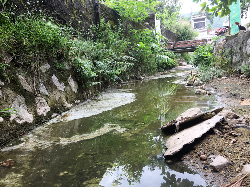 Theo phản ánh của các hộ dân tổ 6, khu 3A, phường Quang Hanh, TP Cẩm Phả, mặc dù hệ thống suối chảy qua khu dân cư đã được ngân sách đầu tư, nạo vét, láng nền nhưng do chất lượng công trình kém nên nước thải vẫn bị ứ đọng