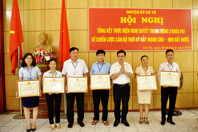 UBND huyện Cô Tô tặng giấy khen cho các tập thể, cá nhân hoàn thành xuất sắc việc thực hiện Nghị quyết Trung ương 3.