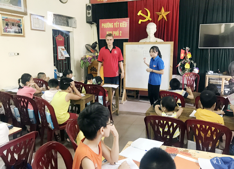 Một buổi học tiếng Anh với giáo viên nước ngoài của thiếu nhi tại điểm học phường Yết Kiêu, TP Hạ Long trong dịp hè vừa qua.