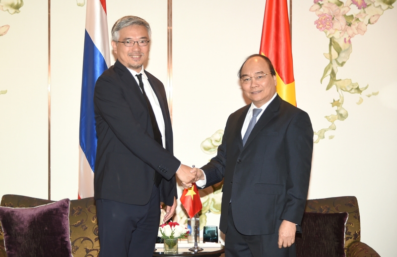 Thủ tướng Nguyễn Xuân Phúc tiếp ông Tos Chirathivat, Chủ tịch Điều hành Tập đoàn Central Group. Ảnh: VGP/Quang Hiếu
