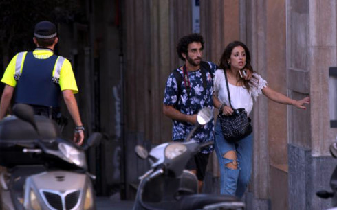Du khách hoảng loạn chạy khỏi hiện trường vụ tấn công ở Las Ramblas, Barcelona. Ảnh: Reuters.