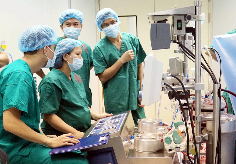 Vận hành máy tuần hoàn máu ngoài cơ thể tại Bệnh viện Việt Nam - Thụy Điển Uông Bí.