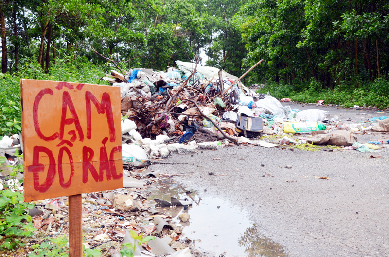 Bãi rác tự phát tồn tại từ nhiều năm nay tại thôn Làng, xã Thống Nhất, huyện Hoành Bồ.