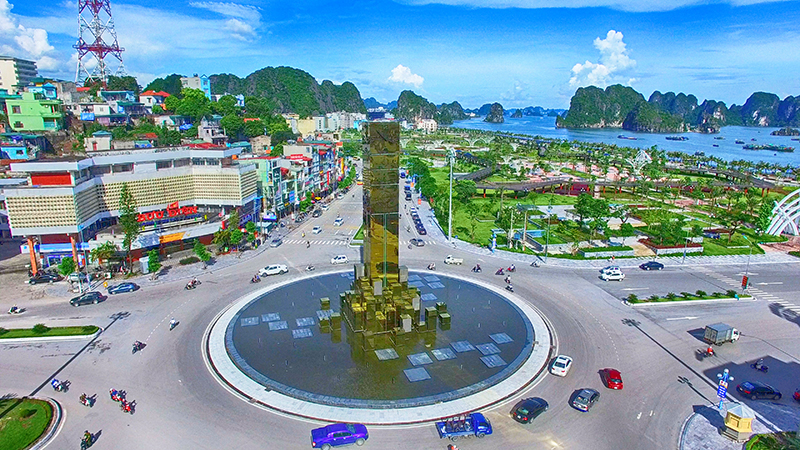 Công trình Cột Đồng Hồ, Công viên hoa Hạ Long đã trở thành những điểm nhấn của TP Hạ Long. Ảnh: Hùng Sơn