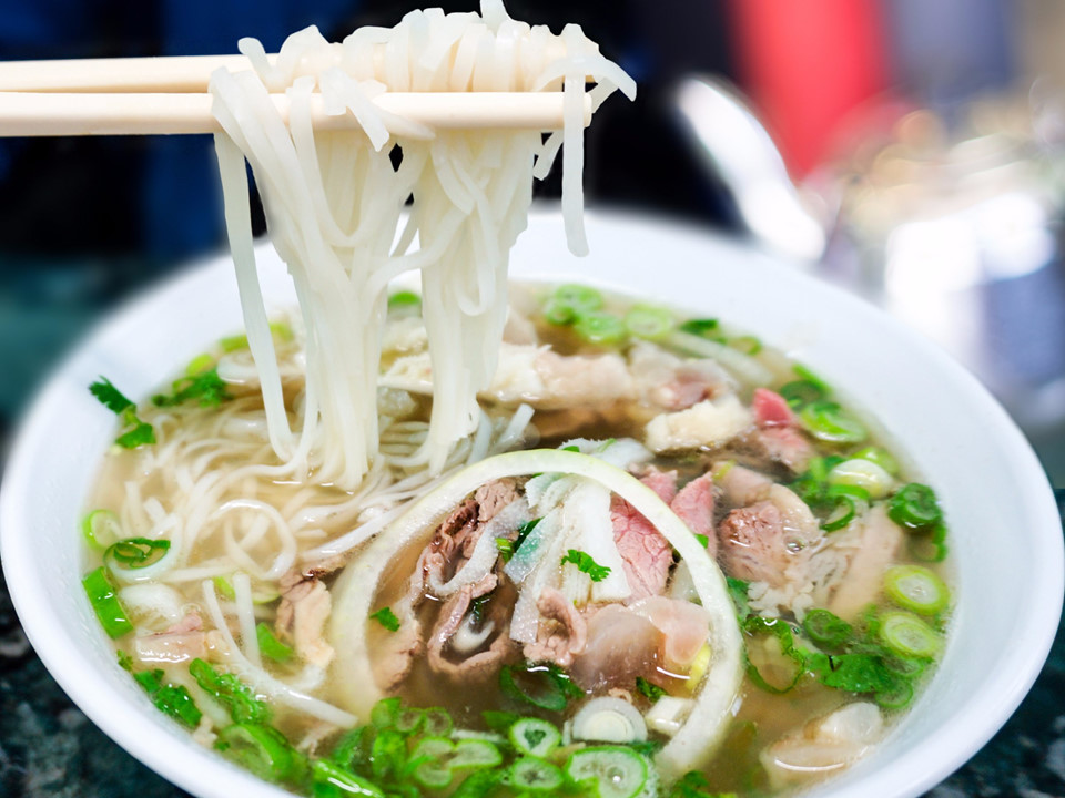 Thử ẩm thực đường phố ở Hà Nội, Việt Nam: Các món ăn vỉa hè của Hà Nội phong phú đến mức thật khó để du khách biết nên bắt đầu từ đâu. Tốt nhất bạn hãy tìm cho mình những chỉ dẫn hữu ích nhất.