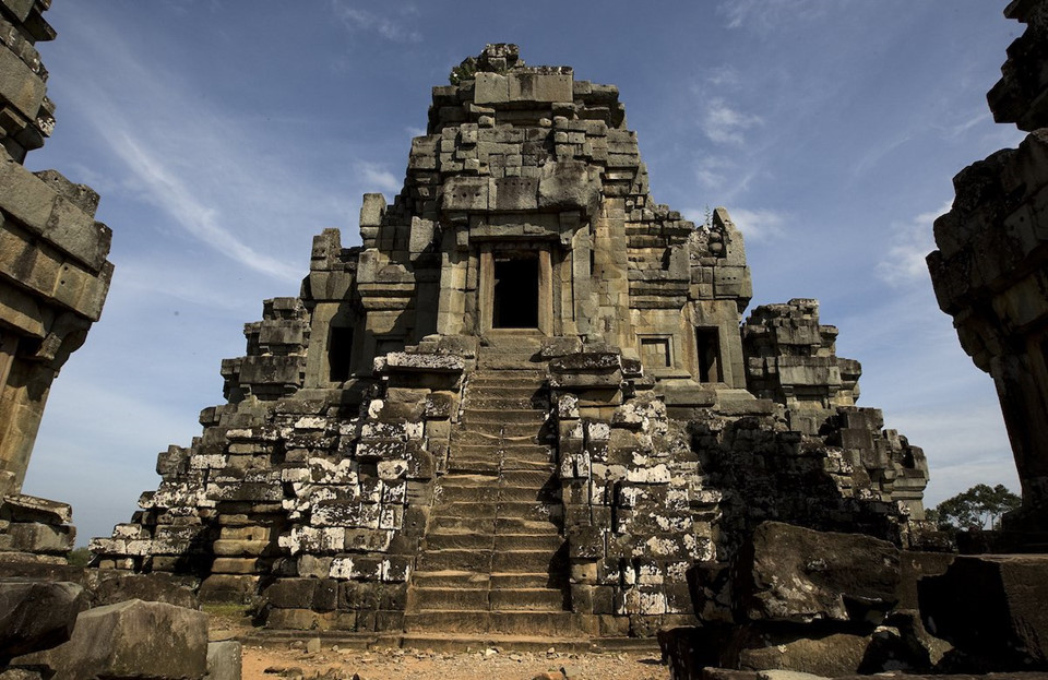 Khơi gợi cảm hứng từ những ngôi đền cổ ở Angkor Wat, Campuchia.