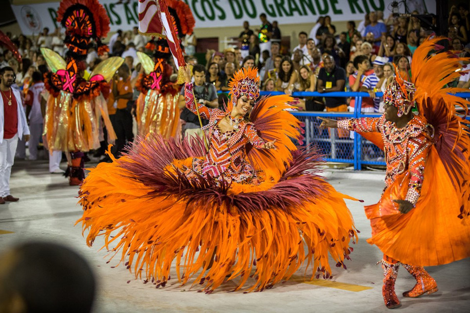 Tận hưởng không khí sôi động của lễ hội đường phố ở Rio de Janeiro, Brazil.