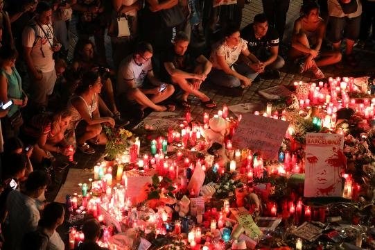 Người dân tập trung tưởng niệm các nạn nhân trong vụ đâm xe tải vào người đi bộ tại Las Ramblas, Barcelona, Tây Ban Nha, ngày 18-8-2017. (Ảnh: Reuters)