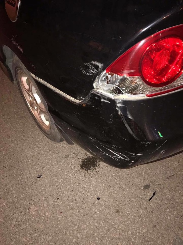 Chiếc xe bị móp, bị tróc sơn sau va chạm. (Ảnh: facebook)