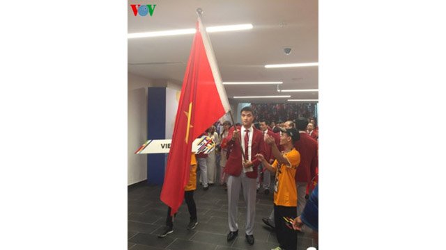 VĐV đội tuyển đấu kiếm quốc gia Vũ Thành An là người cầm vinh dự lá cờ Tổ quốc, dẫn đầu đoàn thể thao Việt Nam tiến vào sân.