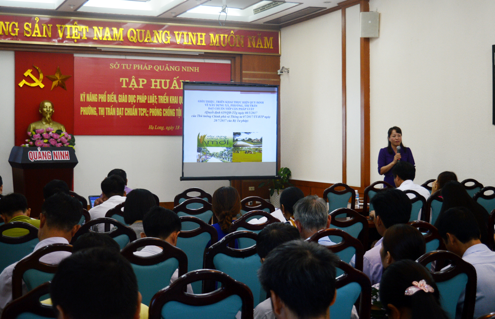 Phó giám đốc Sở Tư Pháp Huỳnh Thị Mai Anh giới thiệu các tiêu chí chuẩn tiếp cận pháp luật. 
