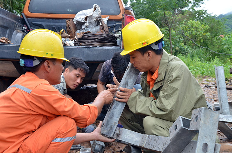 Cán bộ Điện lực Hoành Bồ tích cực khắc phục sự cố điện tại thôn Phủ Liễn, xã Đồng Sơn, huyện Hoành Bồ.