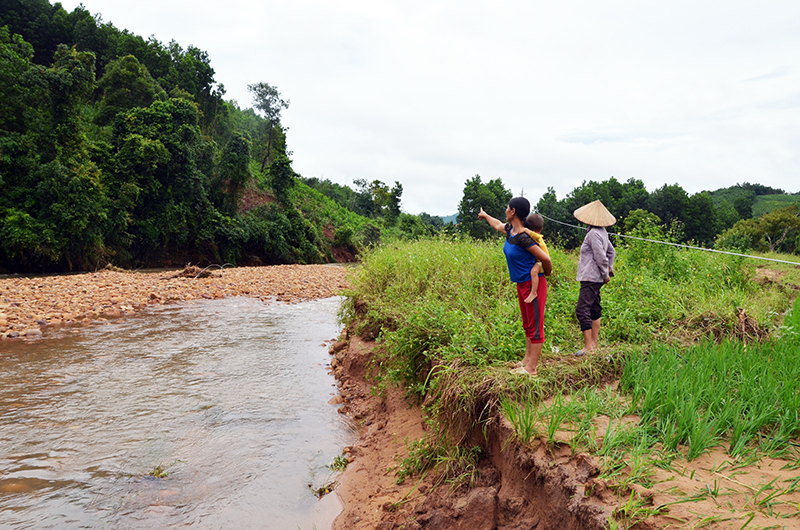 Chị Bàn Thị Yến, đội 2, thôn Phủ Liễn, xã Đồng Sơn, huyện Hoành Bồ chỉ về phía ruộng của gia đình giờ đã trở thành lòng suối sau cơn lũ.