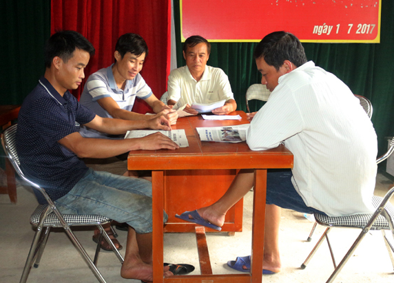 Buổi sinh hoạt Chi bộ thôn Bản Ngày 1, xã Vô Ngại, huyện Bình Liêu tại nhà văn hoá thôn.