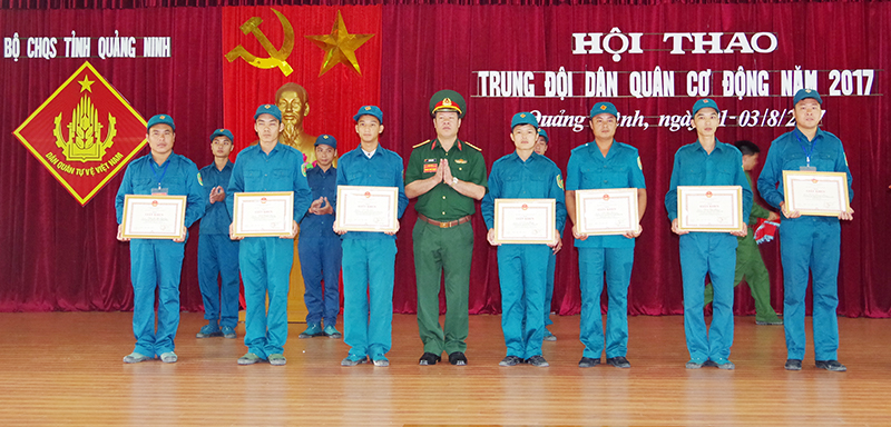 Bộ CHQS tỉnh trao tặng giấy khen cho các CBCS DQTV đạt thành tích xuất sắc trong Hội thao Trung đội dân quân cơ động năm 2017.