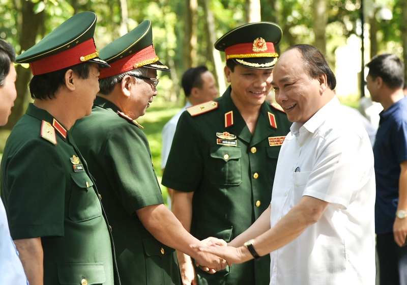 Thủ tướng thăm hỏi cán bộ, nhân viên Ban Quản lý Lăng Chủ tịch Hồ Chí Minh. Ảnh: VGP/Quang Hiếu