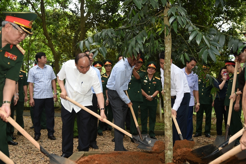 Thủ tướng trồng cây lưu niệm tại Khu Di tích K9. 