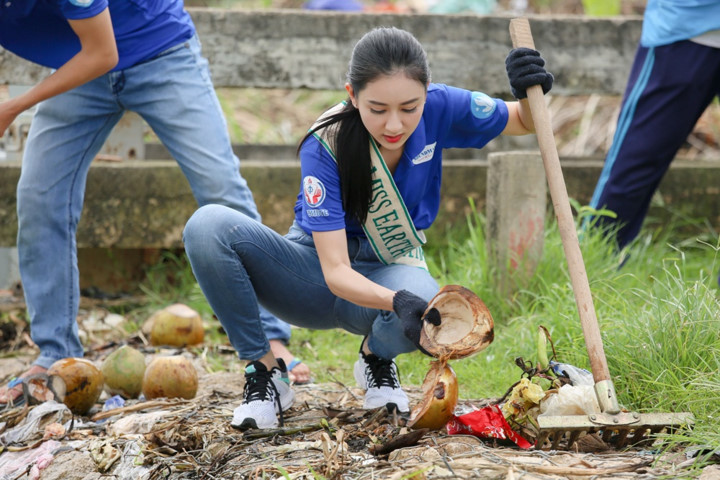 Là Đại sứ chiến dịch Mùa hè xanh 2017, Hà Thu gây ấn tượng là người đẹp luôn tích cực tham gia các hoạt động cộng đồng.