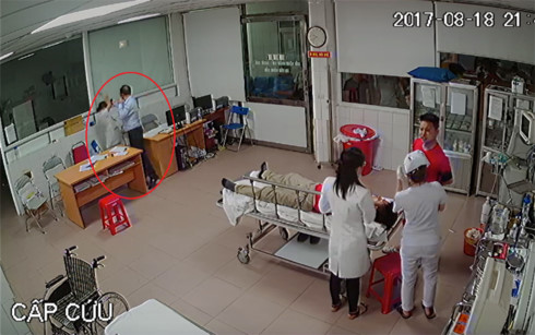 Bác sĩ Nguyễn Thị Minh bị một người đàn ông hành hung ngay tại phòng cấp cứu.
