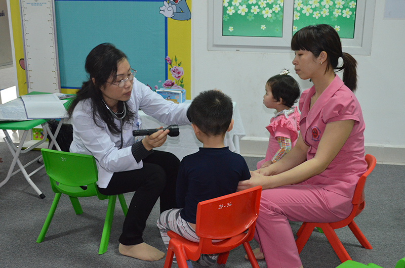 Trường Mầm non Happy day tổ chức khám bệnh cho con CNLĐ Công ty CP Nhiệt điện Quảng Ninh.