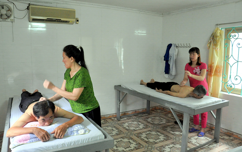 Vợ chồng chị Sái Thị Lồng (thôn Bản Ngày, xã Vô Ngại, huyện Bình Liêu) cùng làm cỏ, chăm sóc rừng keo của gia đình.