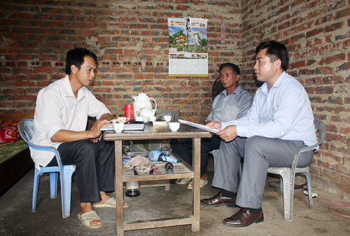 Cán bộ xã Đồng Tâm định hướng một số nhiệm vụ công tác trên địa bàn thôn với anh Trần Văn Trình (bên trái), Trưởng thôn Ngàn Vàng Giữa, xã Đồng Tâm (huyện Bình Liêu).