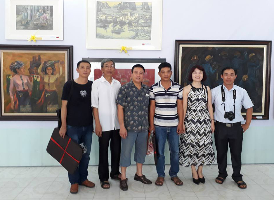 Một số hoạ sĩ của Quảng Ninh đến dự triển lãm (Ảnh do hoạ sĩ Nguyễn Thị Thiền, Trường Đại học Hạ Long, cung cấp)