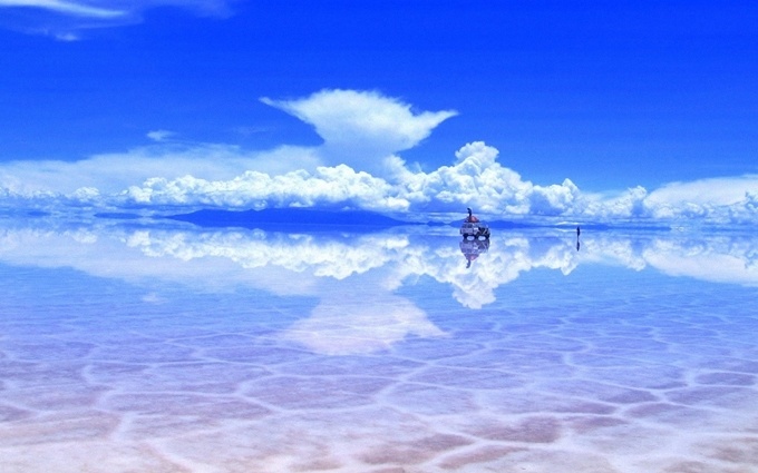 Gran Salar de Uyuni, Bolivia  Trải dài hơn 10 km2 ở phía nam của Bolivia, Gran Salar de Uyni giống một sa mạc muối hơn là cánh đồng muối. Tới đây, du khách có cảm giác cả bầu trời trong xanh phản chiếu xuống mặt hồ và dường như chạy dài vô tận. Điểm đặc biệt là có một khách sạn được làm hầu hết từ muối, và một hòn đảo trồng những cây xương rồng khổng lồ giữa hồ muối.