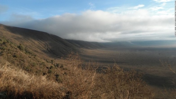 Miệng núi lửa Ngorongoro, Tanzania  Một núi lửa phun trào vào 2-3 triệu năm về trước tạo ra lòng chảo Ngorogoro trải rộng 300 km2, được ví như thiên đường của châu Phi. Ngorogoro là nhà của 25.000 loài động vật và gần như tất cả các loài đều đặc trưng ở Đông Phi, như: sư tử, báo, tê giác, trâu, voi. Ngoài ra, du khách có thể ngắm nhìn cảnh quan tuyệt vời ở đây, đặc biệt vào bình minh.