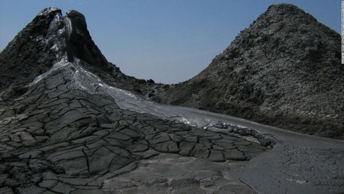 Núi lửa bùn Gobustan, Azerbaijan  Cách thủ đô Baku của Azerbaijan 70 km, Gobustan phủ lớp bùn xám dày phun trào từ những núi lửa nhỏ. Bùn ở đây được cho có tác dụng chữa bệnh, nên bạn đừng ngạc nhiên nếu thấy nhiều người lăn lộn trong đám bùn lầy.
