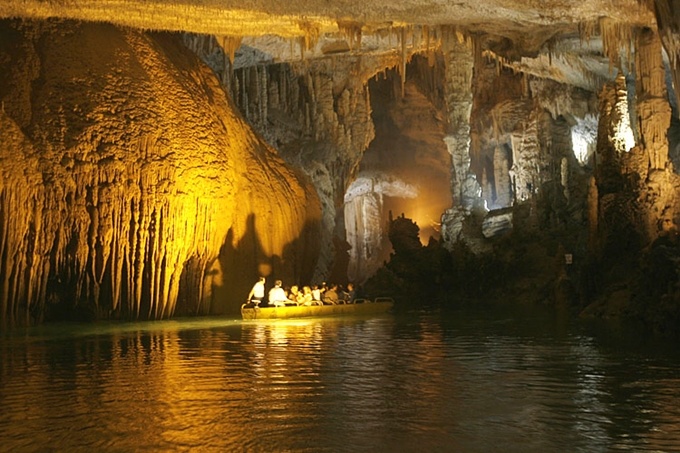 Jeita Grotto, thung lũng Nahr al-Kalb, Lebanon  Nằm cách Beirut 18 km, Jeita Grotto bao gồm nhiều hang đá vôi nằm dưới mặt đất, trải dài 9 km. Jeita Grotto từng là nơi trú ẩn của người tiền sử và giờ là địa điểm du lịch nổi tiếng với màu sắc sống động và những cấu trúc nhũ đá. Nhũ đá lớn nhất thế giới cũng nằm ở đây.