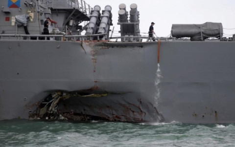 Phần thân tàu USS S. McCain bị thiệt hại nặng nề sau vụ va chạm với tàu chở dầu Alnic MC.