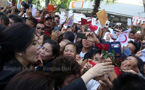 Cựu Thủ tướng Yingluck và những người ủng hộ bà bên ngoài phiên tòa.