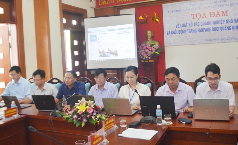 Các đại biểu nhấn nút chính thức khởi động trang Fanpage DDCI Quảng Ninh năm 2017 .
