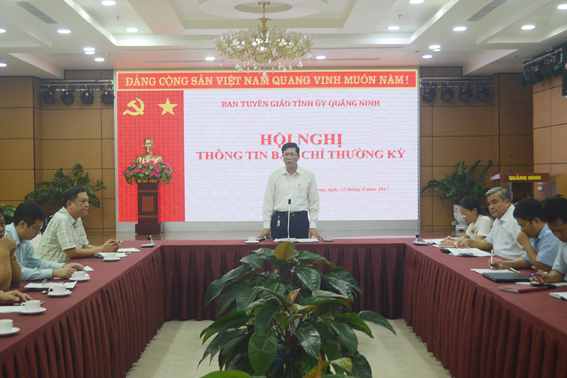 Đồng chí Phạm Hồng Cẩm, Phó Trưởng ban Thường trực Ban Tuyên giáo Tỉnh ủy phát biểu tại hội nghị