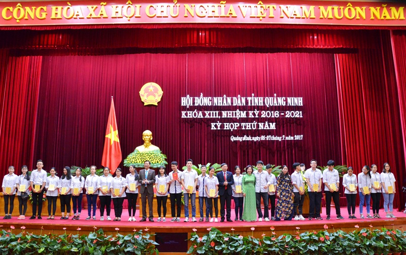 Đồng chí Nguyễn Văn Đọc trao giấy chứng nhận và chụp ảnh lưu niệm với 50 đoàn viên thanh niên, học sinh, sinh viên tham dự kỳ họp thứ 5 HĐND tỉnh khóa XIII, tháng 7-2017.