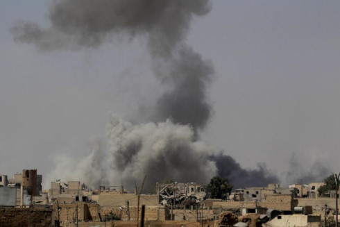 Cột khói bốc lên sau một đợt không kích ở Raqqa, Syria. Ảnh: Reuters.