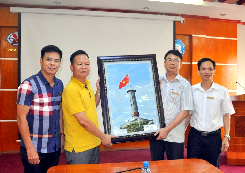 Lãnh đạo huyện Đồng Văn (Hà Giang) tặng quà lưu niệm cho 