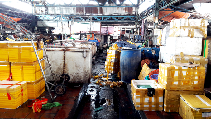 Khu vực dành cho kinh doanh mặt hàng thuỷ hải sản đã nhiều năm chỉ là nơi để rác, thùng xốp, nước…