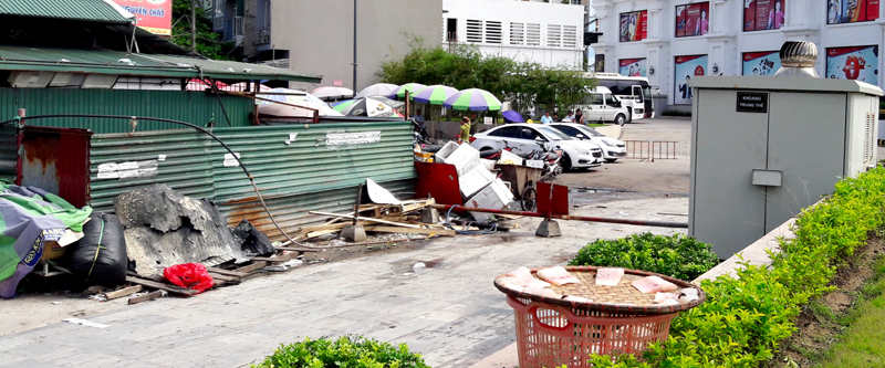 Không chỉ mất mỹ quan, vệ sinh trong lòng chợ, rìa chợ khu ngay cạnh Vincom, các hộ kinh doanh cũng luôn vứt bừa bãi rác, thùng xốp… thềm khuôn viên thì thường xuyên làm nơi phơi cá như này.
