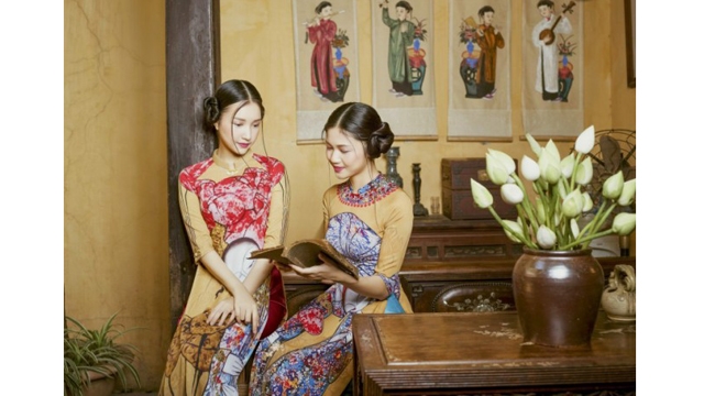 杜郑怀南设计师的传统长衣之一。