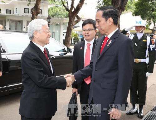 Tổng thống Indonesia Joko Widodo đón Tổng Bí thư Nguyễn Phú Trọng. Ảnh: Trí Dũng/TTXVN