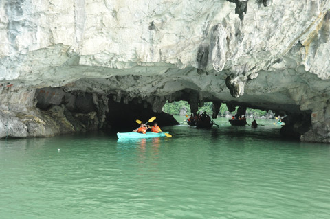 Du khách chèo kayak tham quan khu vực Ba Hang trên Vịnh Hạ Long.